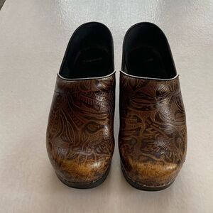DANSKO Professional Women’s Brown Tooled Leather Paisley Stapled Original Clogs